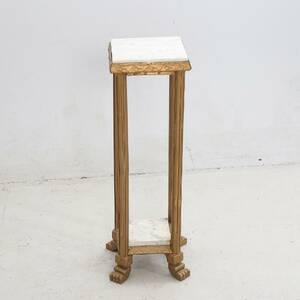 PIEDESTAL. Stenskivor och lejontassar.