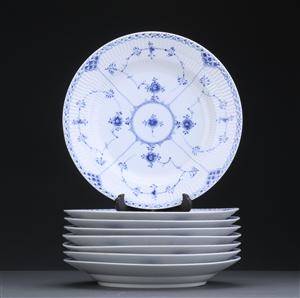 Royal Copenhagen. Otte musselmalede halvblonde middagstallerkener nr. 571 8 