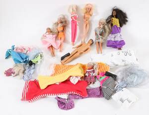 Parti dockor, bl.a. Barbie