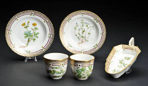 Kgl. Porcelæn, Flora Danica. En asiet, to kopper og to tallerkner 5