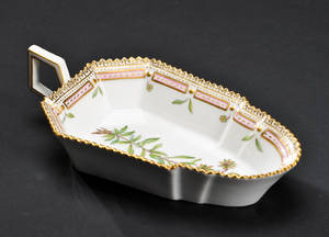 Kgl. Porcelæn, Flora Danica, bladformet asiet