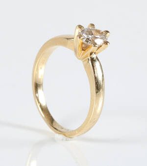 Ring af 18 kt guld med oval diamant 0.71 ct
