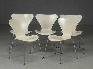 Arne Jacobsen. Fem syverstole model 3107, 5