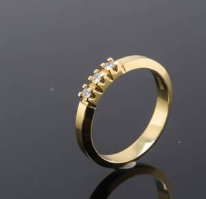 Alliancering med 3 brillanter, ca. 0.09 ct. 14 kt. guld