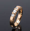 Alliancering med 3 brillanter, ca. 0.38 ct. , 14 kt. guld