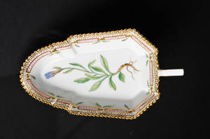 Kgl. Porcelæn, Flora Danica, bladformet asiet