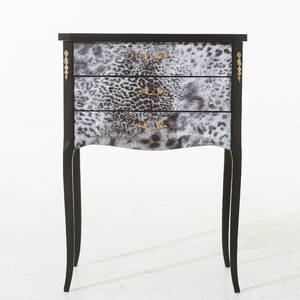 Byrå med leopardmönster
