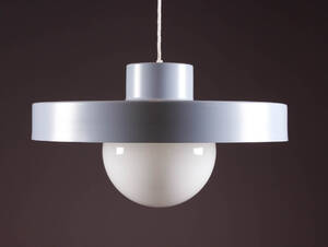 Dansk lampeproducent. Metal pendel med opal kuppel