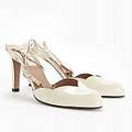 Valentino, pumps i cremefärgat lackat skinn