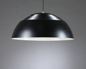 Arne Jacobsen. AJ pendel af sortlakeret aluminium 