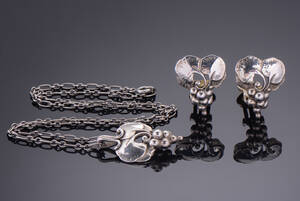 Georg Jensen årssmykker. Øreclips samt halskæde, 1996 3 