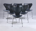 Arne Jacobsen. Et sæt på seks stole Syveren, model 3107, sort læder. Ny siddehøjde 6