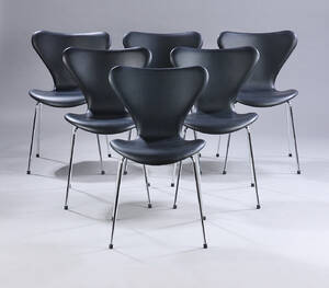 Arne Jacobsen. Et sæt på seks stole Syveren, model 3107, sort læder. Ny siddehøjde 6