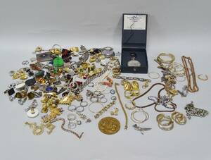 Parti smycken och bijouterier m.m. halsband örhängen, ringar m.m.