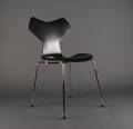 Arne Jacobsen. Grand Prix stol af formbøjet, sortlaseret træ.