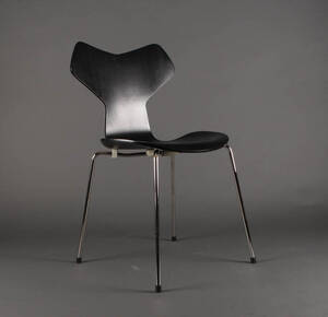 Arne Jacobsen. Grand Prix stol af formbøjet, sortlaseret træ.