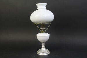 Oljelampa, mässing och vitt glas