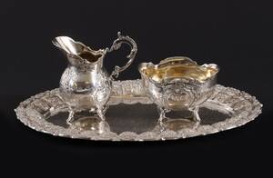 Sockerskål och gräddkanna med bricka, silver, rokokostil, 1900-tal