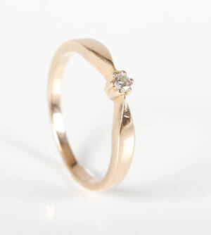 Ring af 14 kt guld med brillant, 0.05 ct