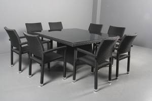 Havemøbelsæt bestående af bord samt otte armstole. 9