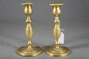 LJUSSTAKAR, ETT PAR, OMKRING 1900, MÄSSING, HÖ 20 CM