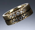 Alliancering af 14 kt. guld med fem brillantslebne diamanter