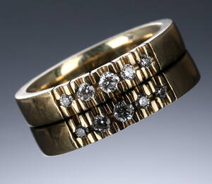 Alliancering af 14 kt. guld med fem brillantslebne diamanter
