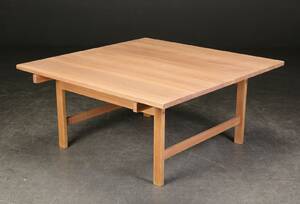 Hans J. Wegner. Kvadratisk sofabord af massiv egetræ