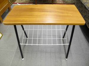 Lampbord, med tidningshylla