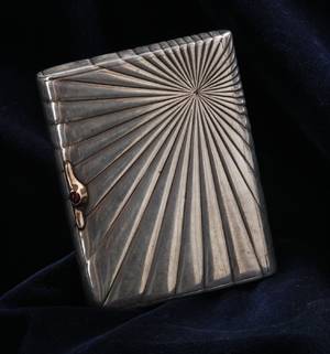 Cigaretetui sølv med guldspænde cabochonslebet rød sten