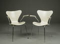 Arne Jacobsen. 7er par armstole, model 3207 2 
