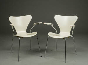 Arne Jacobsen. 7er par armstole, model 3207 2 