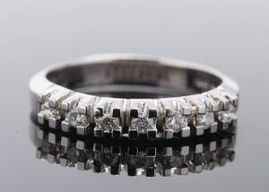 Alliancering med 7 brillanter, ca. 0.21 ct. 14 kt. hvidguld