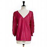 Yves Saint Laurent, v-ringad blus i ceriserosa