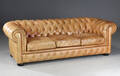 Tre-pers. sofa i chesterfield stil 