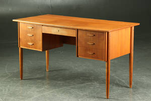 Skrivebord af teaktræ, 1950erne, dansk møbeldesign