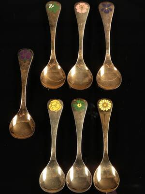 Georg Jensen. Samling årsskeer af forgyldt sterlingsølv 7