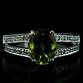 Ring 14 k vitguld peridot diamanter