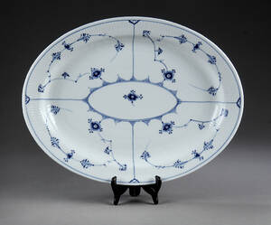 Royal Copenhagen. Musselmalet Riflet serveringsfad Denne vare er sat til omsalg under nyt varenummer 4592448
