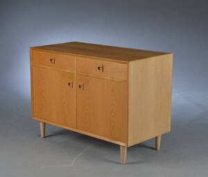 Skab af fineret egetræ.