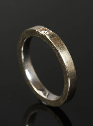 Alliancering med brillant på ca. 0.07 ct. Denne vare er sat til omsalg under nyt varenummer 4381967