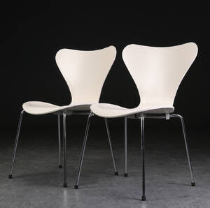 Arne Jacobsen. To stole, model 3107 2