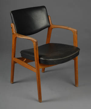 Dansk møbelproducent. Armstol af teak.