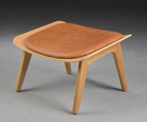 Rune Krøjgaard og Knut Bendik Humlevik for NORR11. Skammel model Mammoth Ottoman Slim, eg natur og vintage læder