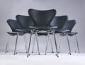 Arne Jacobsen. Et sæt på seks stole Syveren, model 3107, sort analin læder. 6 
