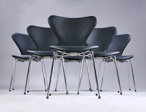 Arne Jacobsen. Et sæt på seks stole Syveren, model 3107, sort analin læder. 6