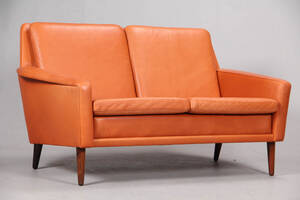 Dansk møbelproducent. To-personers sofa. Læder