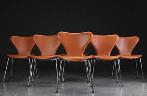 Arne Jacobsen. Seks syverstole model 3107, cognacfarvet læder 6