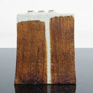 OIDENTIFIERAD FORMGIVARE, chamotterat stengods, signerad JR