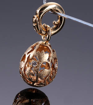 Ole Lynggaard. Filigran Sweet Drop-charm af 18 kt. rødguld med brillanter